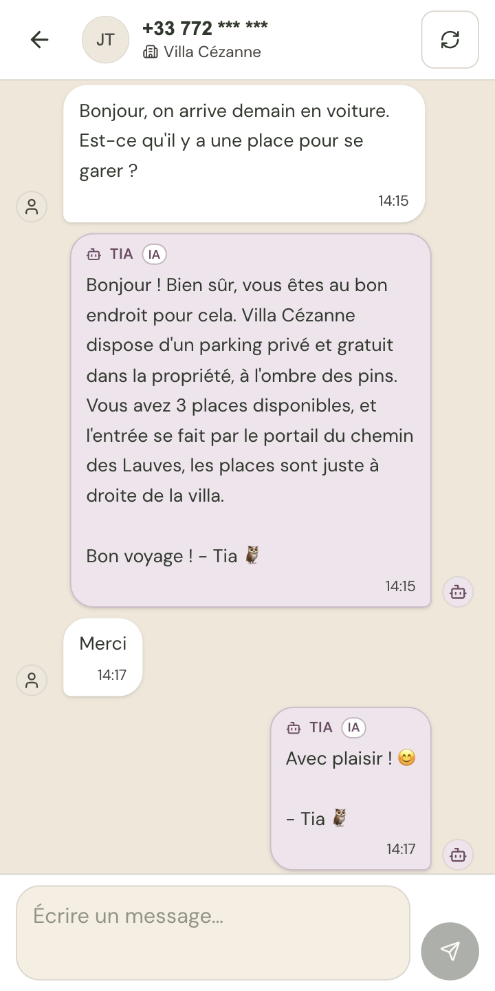Conversation HeyTia sur WhatsApp : un voyageur demande où se garer, Tia répond à 14 h 15 avec les indications du parking de la Villa Cézanne.